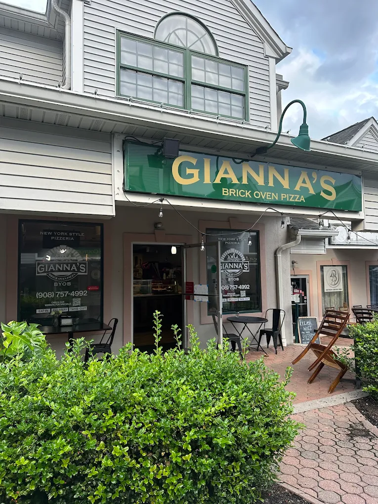 Gianna's Pizza & Catering storefront in Warren, New Jersey